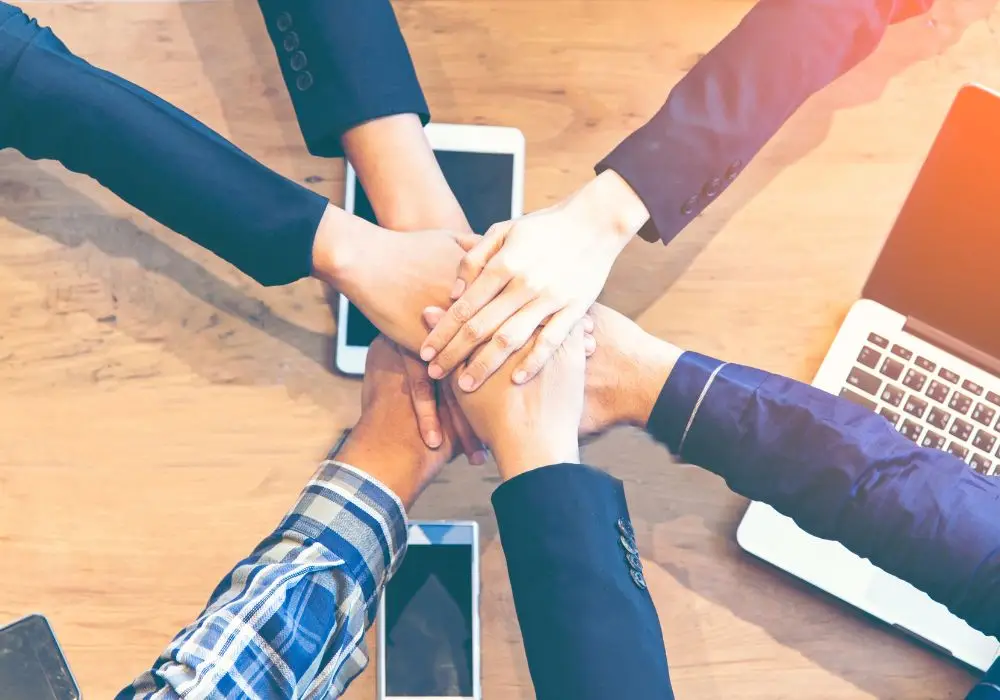 Équipe de l’agence web humaine Stella Novum à Nantes, unie autour d’un projet digital collaboratif.