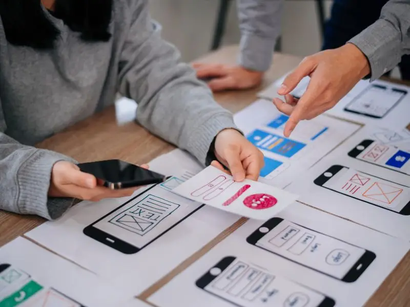Atelier de design UX/UI à Nantes : conception collaborative d’une interface mobile à partir de maquettes papier.