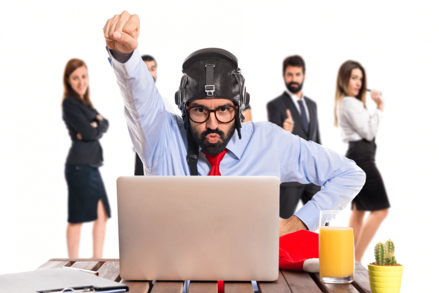 Homme travaillant sur un ordinateur avec une équipe en arrière-plan, illustrant l’optimisation technique SEO.