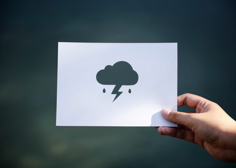 Image illustrant la défaillance d'un serveur Cloudflare central (représenté par un nuage brisé ou un éclair rouge) coupant l'accès à plusieurs logos d'entreprises célèbres (X, ChatGPT, Shopify) avec un message d'erreur.