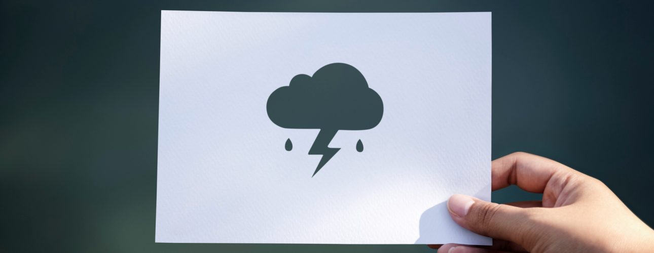 Image illustrant la défaillance d'un serveur Cloudflare central (représenté par un nuage brisé ou un éclair rouge) coupant l'accès à plusieurs logos d'entreprises célèbres (X, ChatGPT, Shopify) avec un message d'erreur.