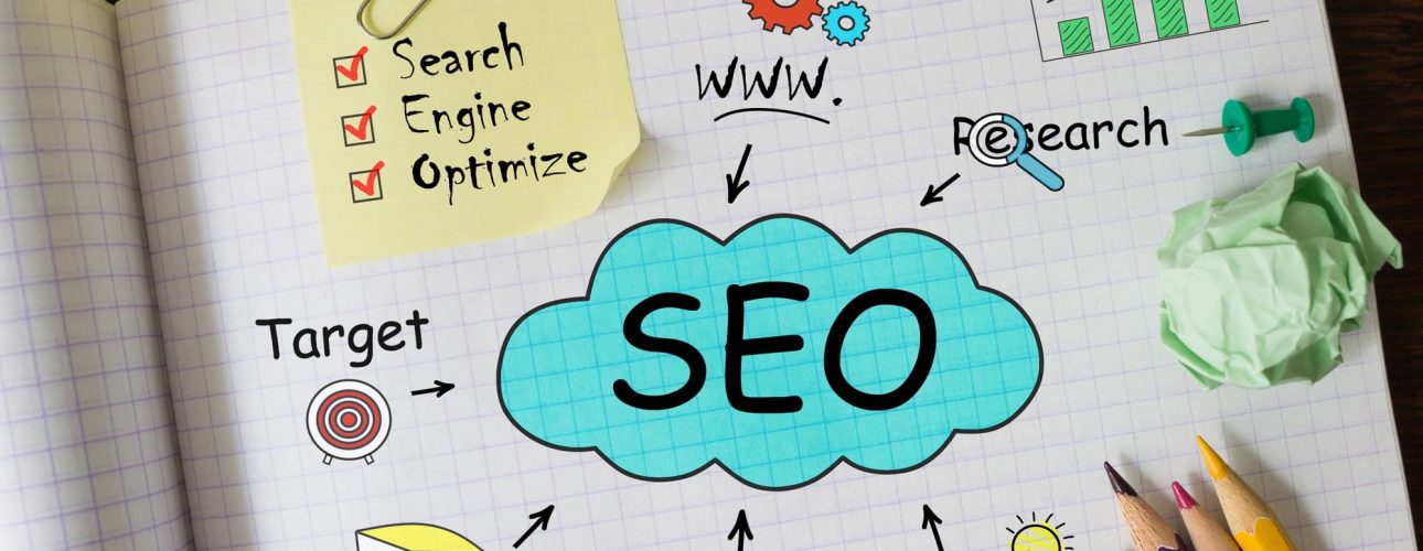 Schéma SEO dessiné sur un carnet, avec le mot SEO entouré de termes comme target, content, analysis, research et optimize.